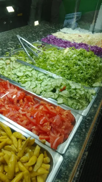 Свежи салати и гарнитури към дюнер – Дюнер Ланд Разград